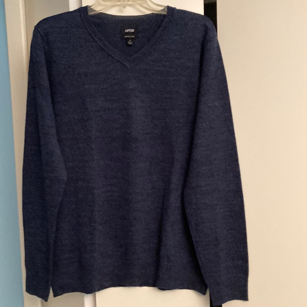 Apt. 9 Men V Neck Sweater size Medium in Excellent condition NWOT